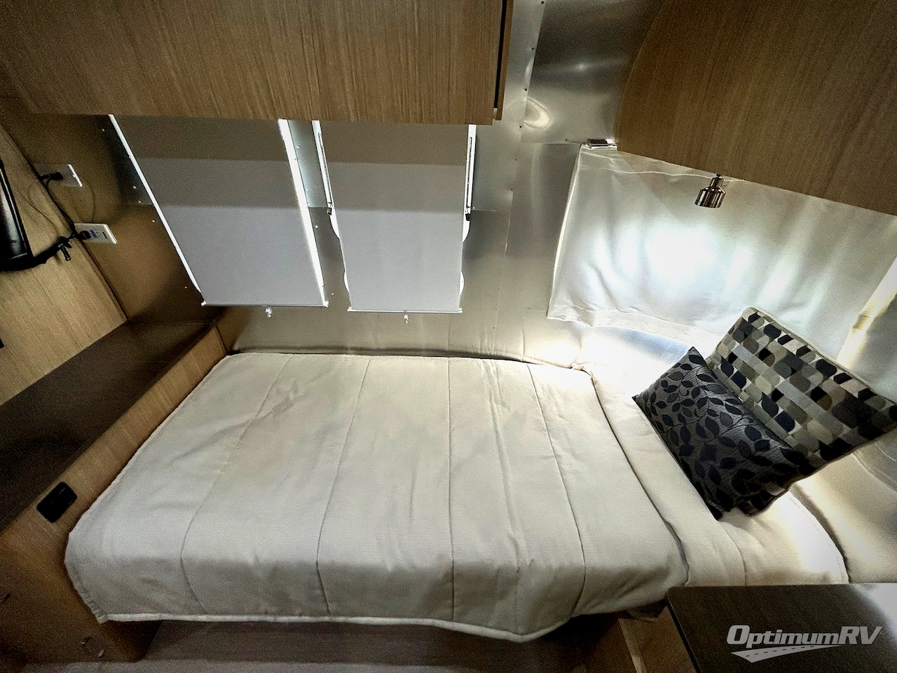 2019 Airstream Flying Cloud 26RB TWIN Photo 14
