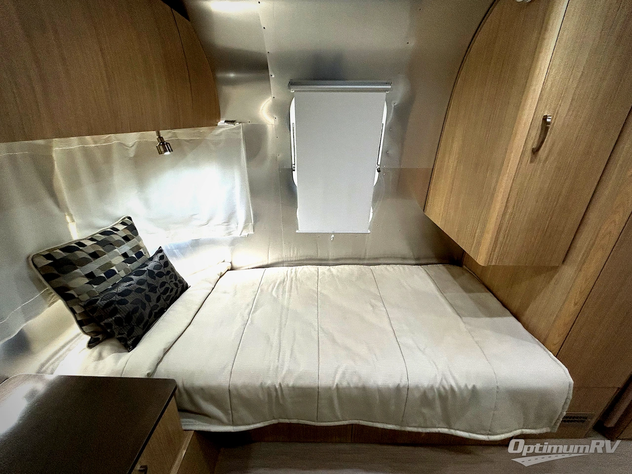 2019 Airstream Flying Cloud 26RB TWIN Photo 16
