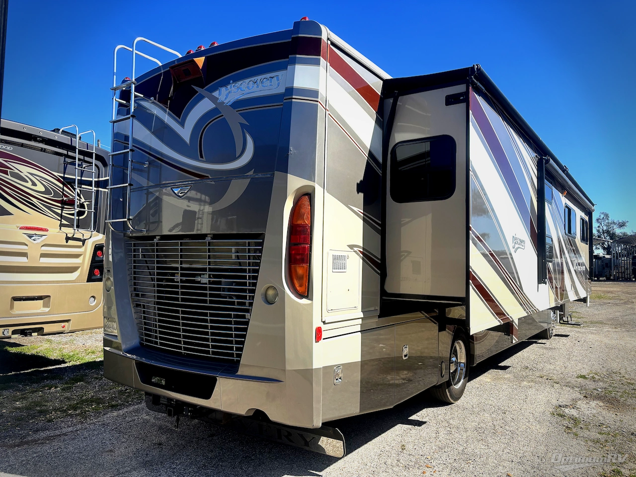 2012 Fleetwood Discovery 40G Photo 2