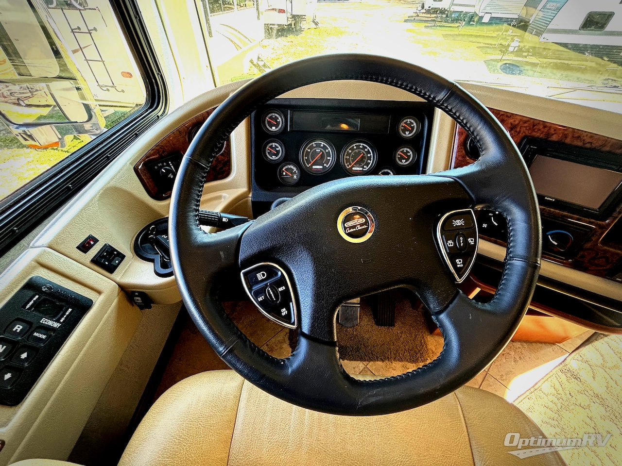 2012 Fleetwood Discovery 40G Photo 7