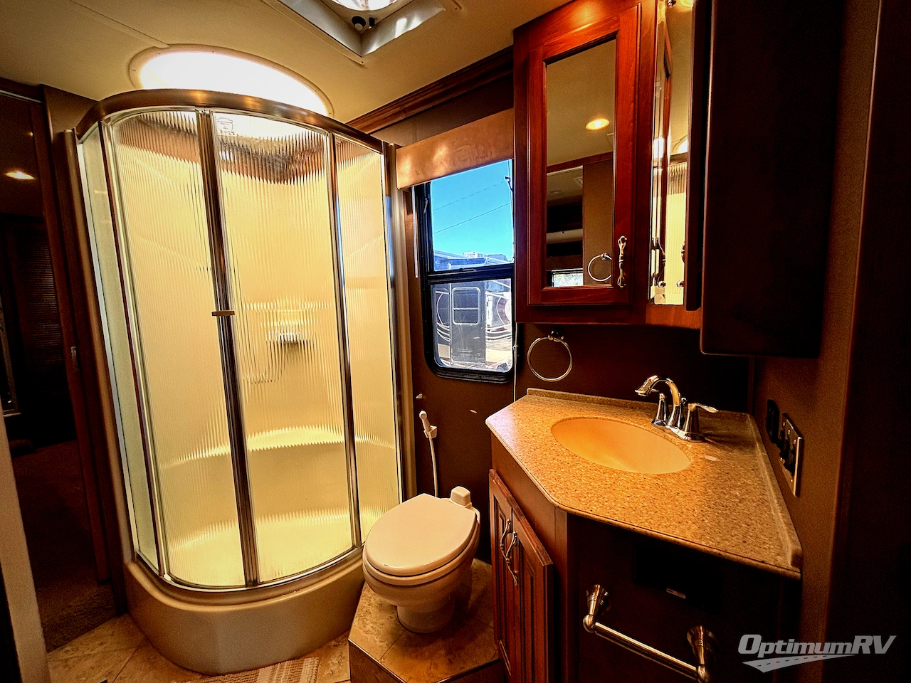 2012 Fleetwood Discovery 40G Photo 12