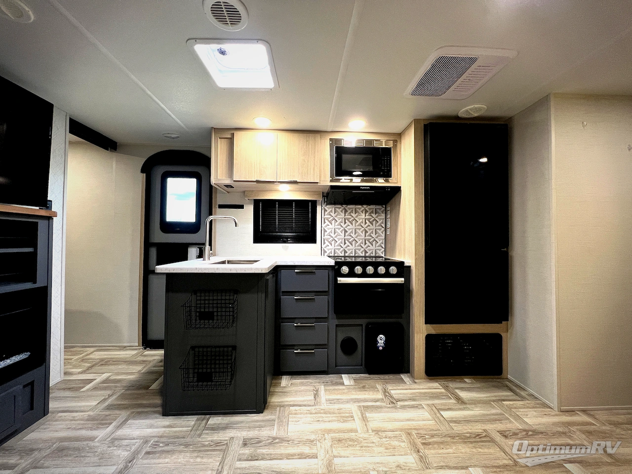 2025 Prime Time Tracer 308BH Photo 9