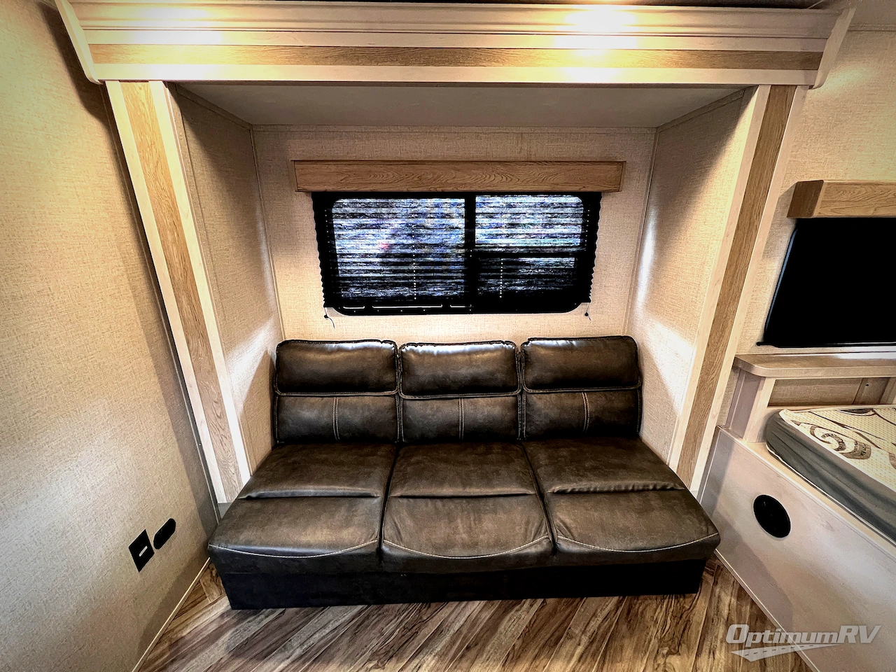 2021 Dutchmen Coleman Rubicon 1608RB Photo 6