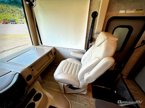 2021 Thor Miramar 35.2 RV Photo 2