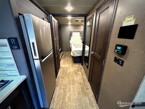 2021 Thor Miramar 35.2 RV Photo 3