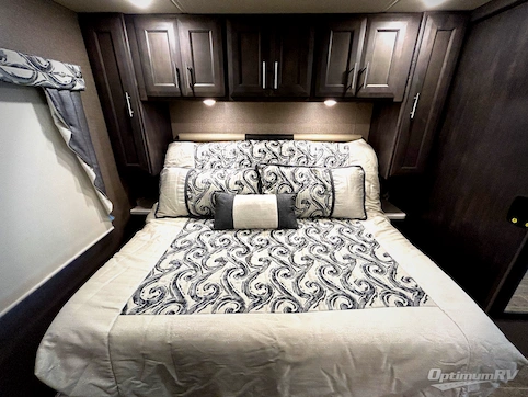 2021 Thor Miramar 35.2 RV Photo 4
