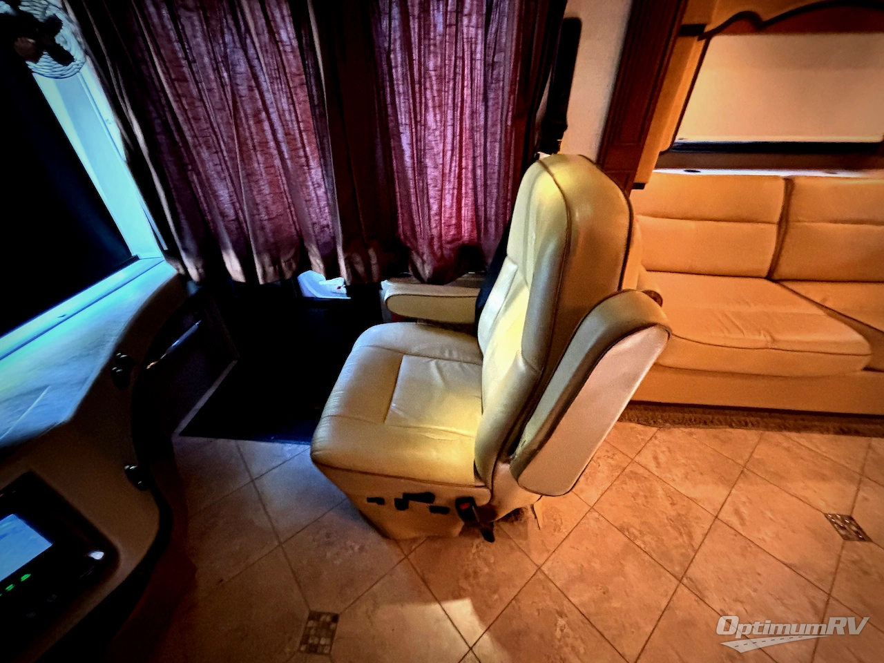 2012 Fleetwood Discovery 36J Photo 9