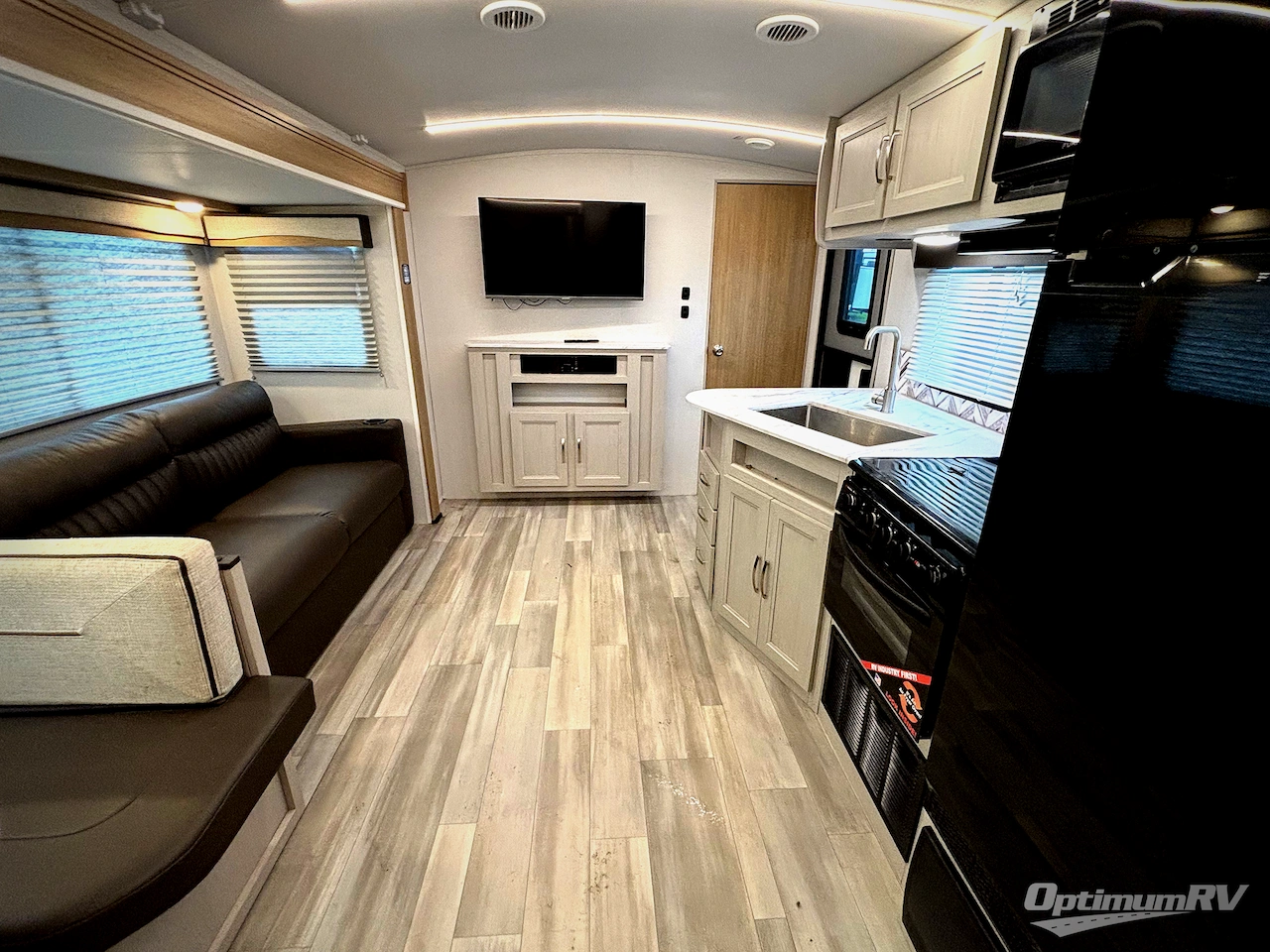 2025 Cruiser Embrace EL32BH Photo 5