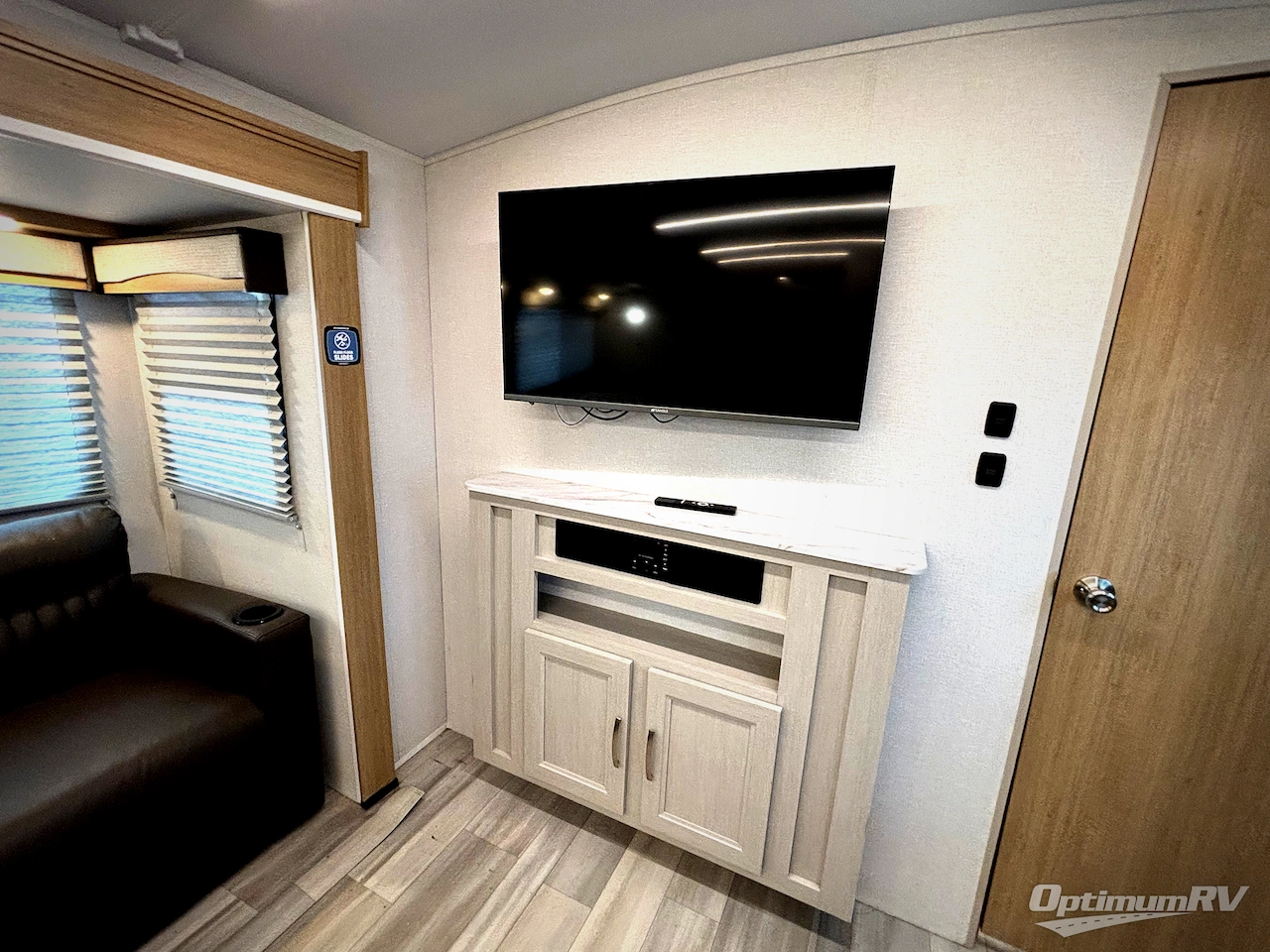 2025 Cruiser Embrace EL32BH Photo 8