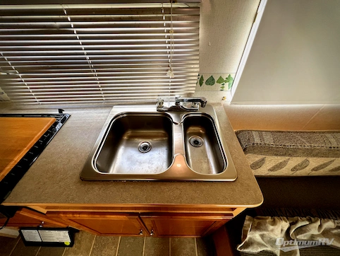 2004 R-Vision Trail Cruiser C21RBH RV Photo 3