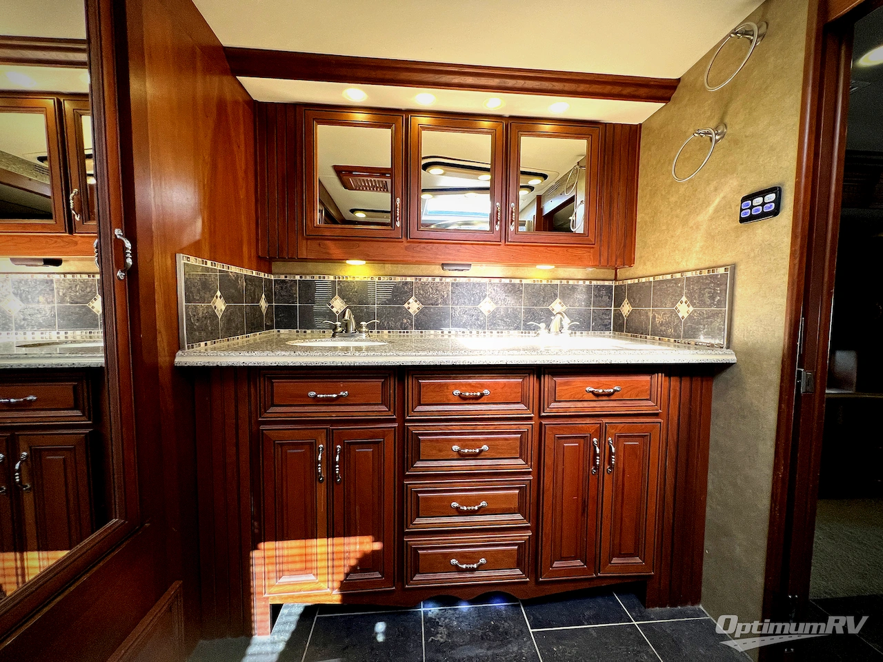 2013 American Coach American Eagle 45N Photo 24