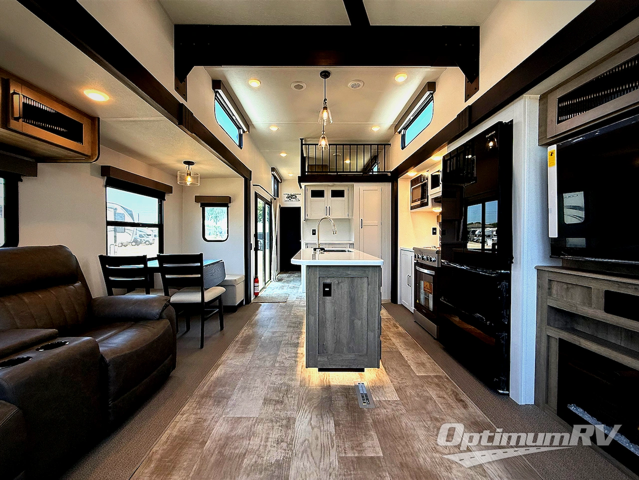 2025 Palomino Puma Destination 402LFT Photo 5