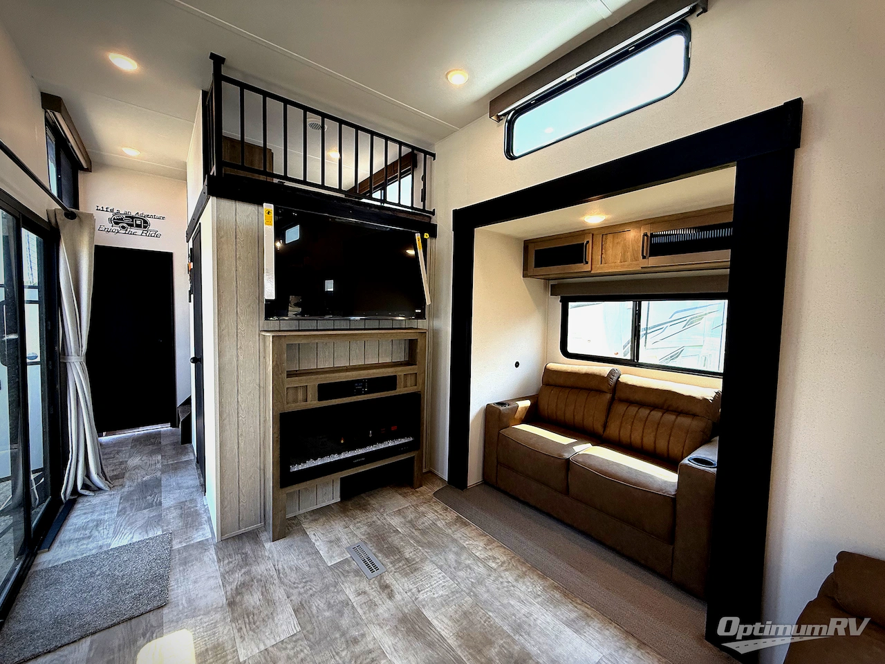 2025 Palomino Puma Destination 403LFT Photo 6