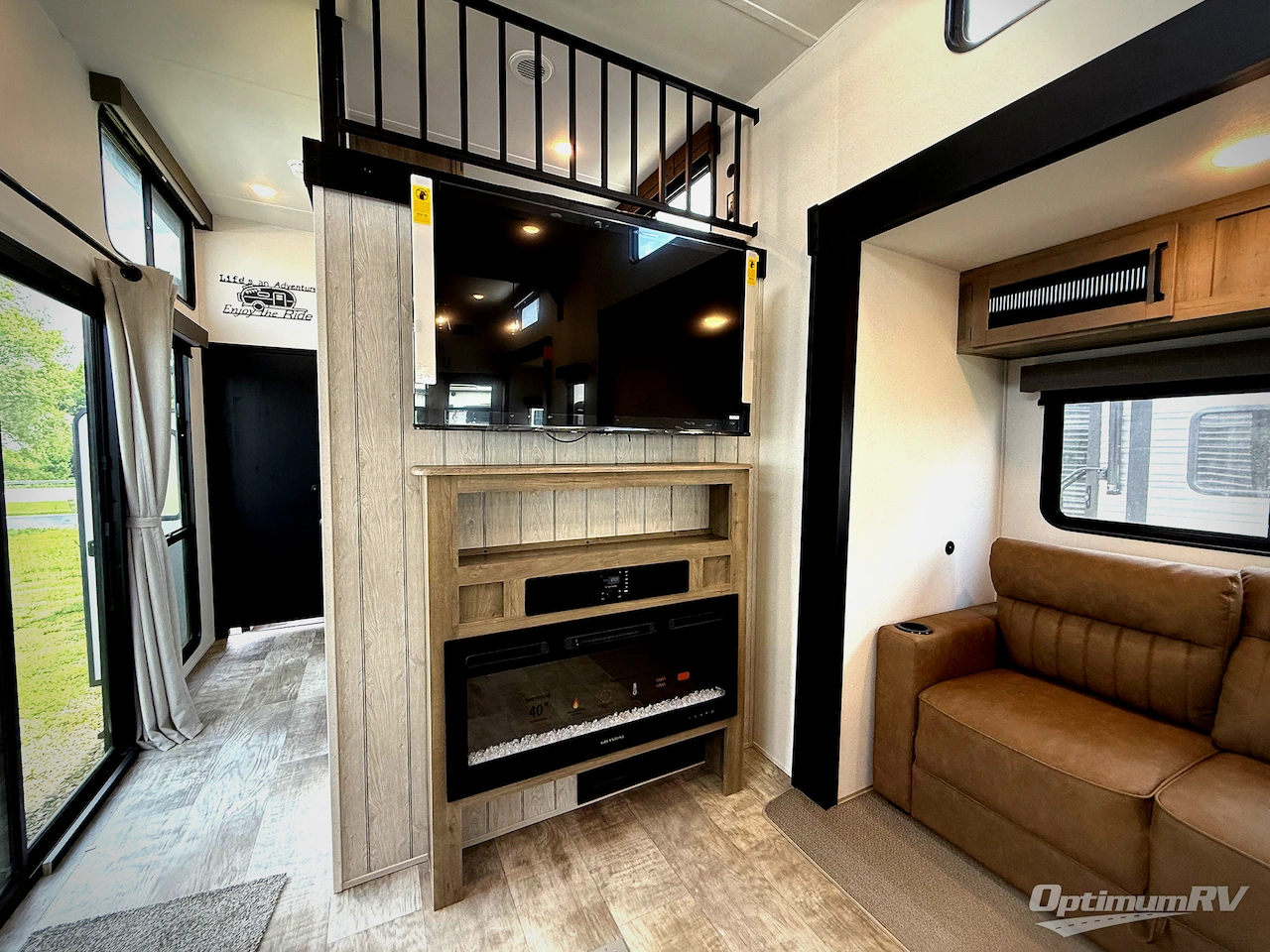 2025 Palomino Puma Destination 403LFT Photo 10