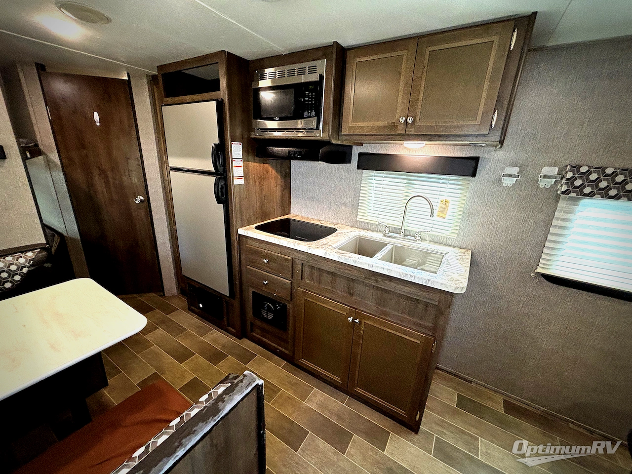 2020 Dutchmen Coleman Light LX 2125BH Photo 6