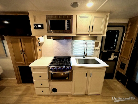 2023 Palomino SolAire 208SS RV Photo 3