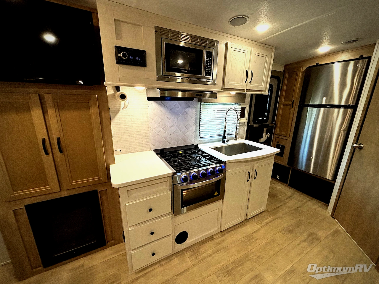 2023 Palomino SolAire 208SS Photo 8