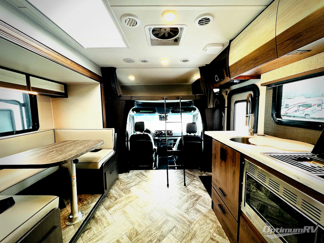 2022 Forest River Sunseeker MBS 2400B Photo 3