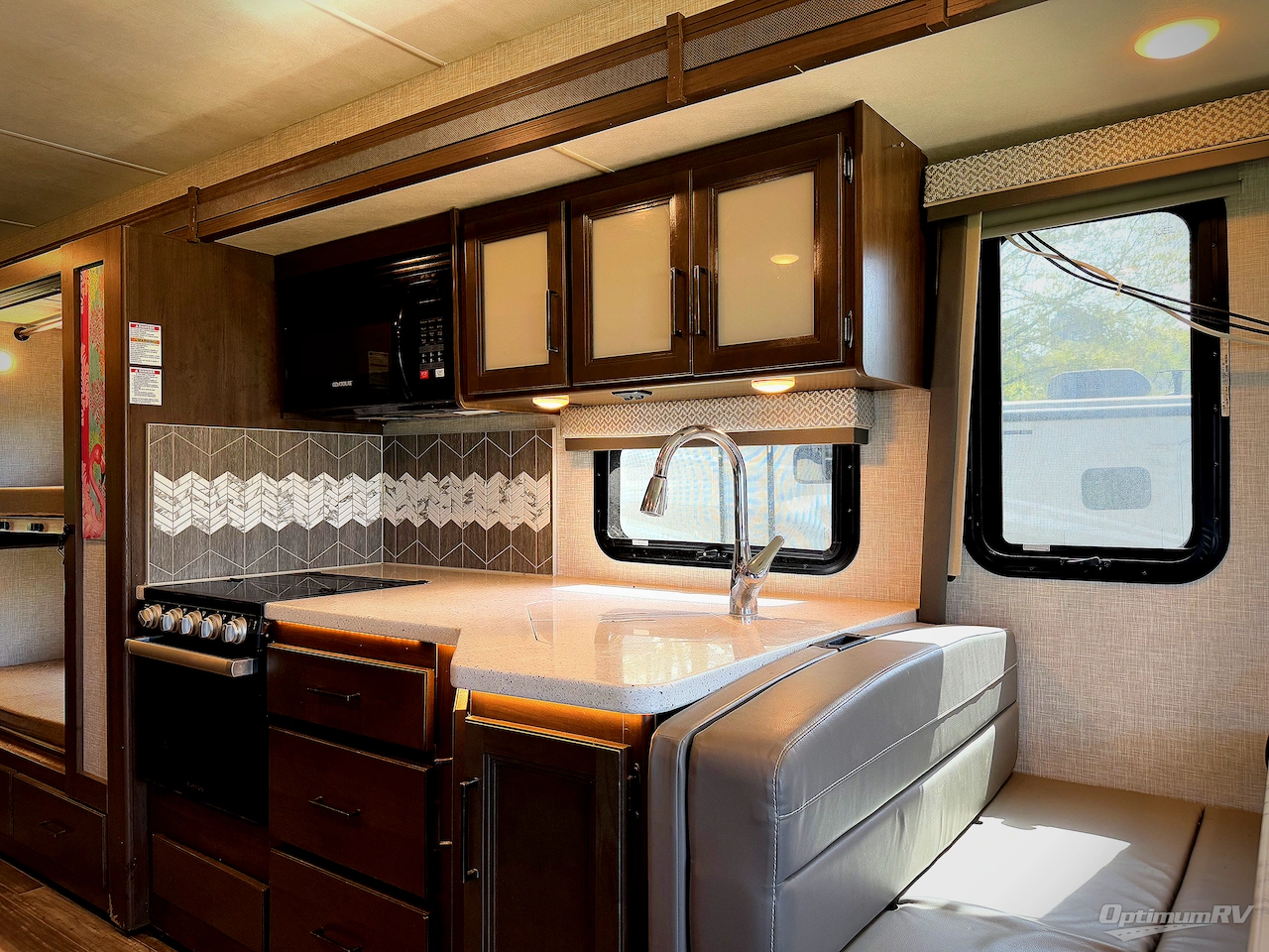 2022 Thor Hurricane 34J Photo 7