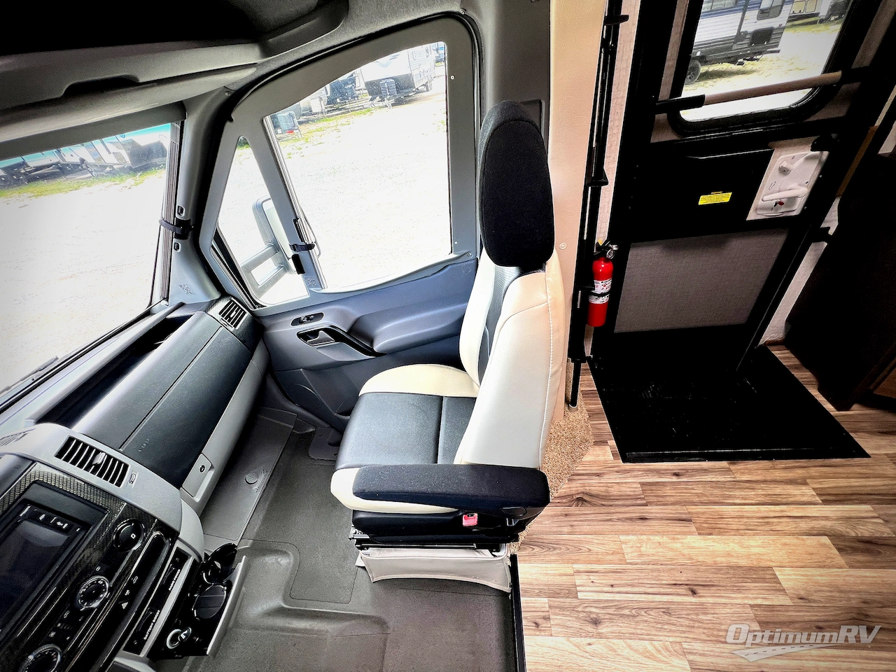 2017 Winnebago Navion 24G Photo 9
