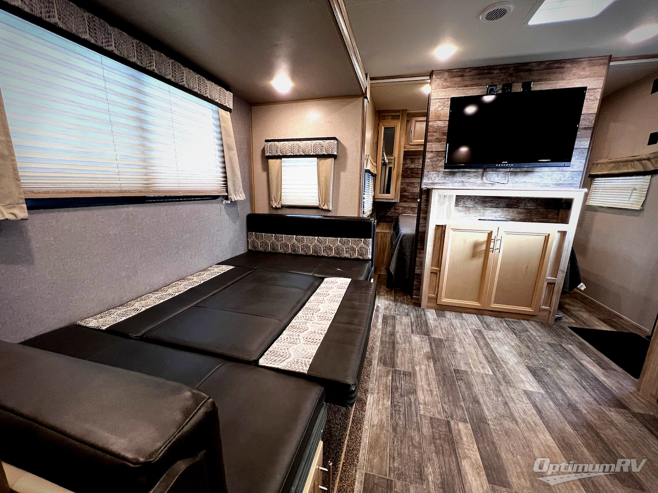 2021 Coachmen Catalina Legacy 323BHDSCK Photo 9