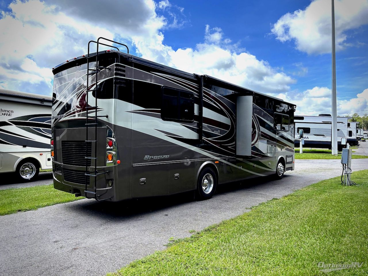 2017 Tiffin Allegro Breeze 32 BR Photo 2