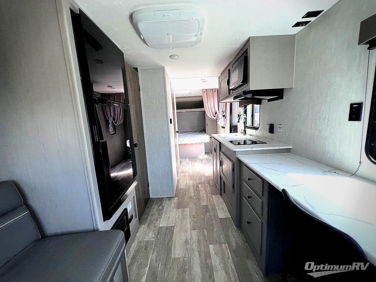 2025 Coachmen Clipper 5K Series 242MK Photo 5