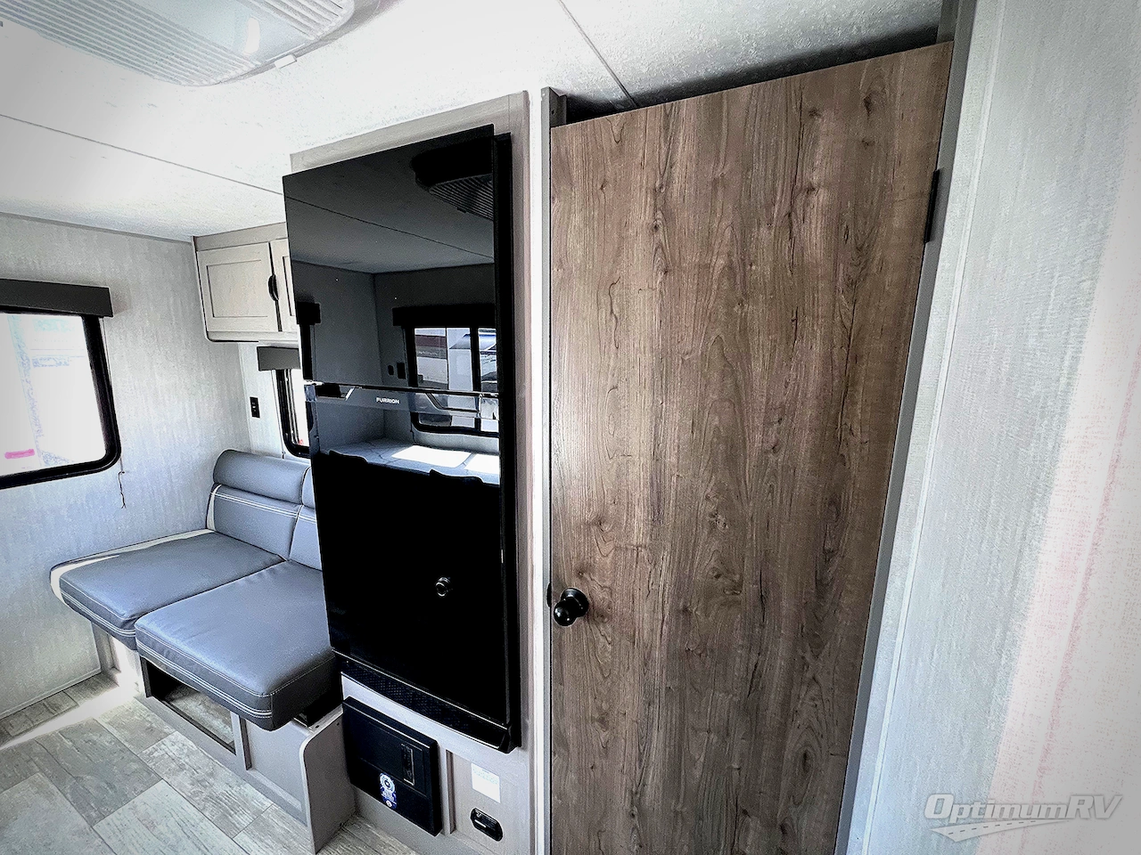 2025 Coachmen Clipper 5K Series 242MK Photo 7