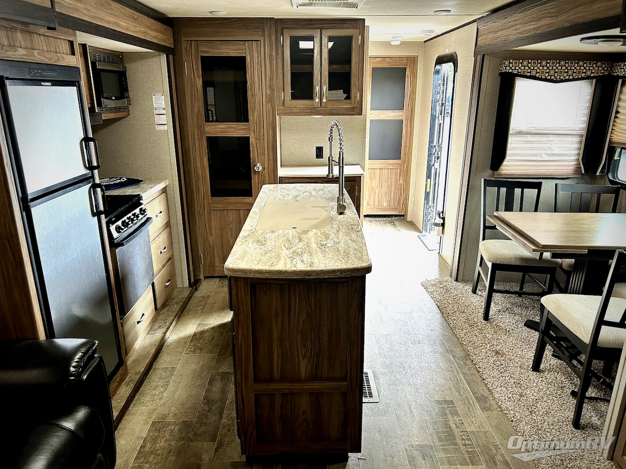 2019 Dutchmen Atlas 3302RL Photo 6