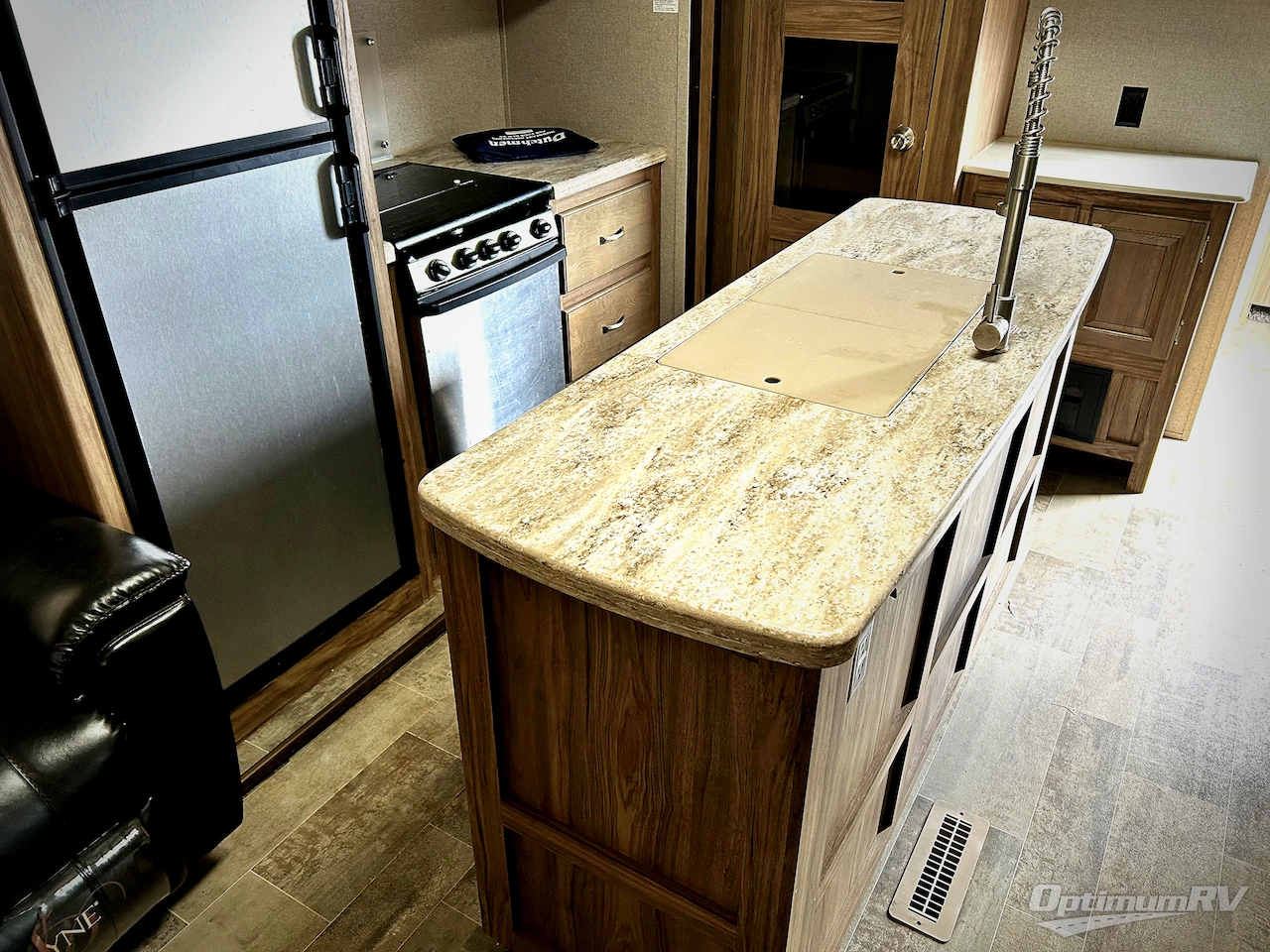 2019 Dutchmen Atlas 3302RL Photo 10