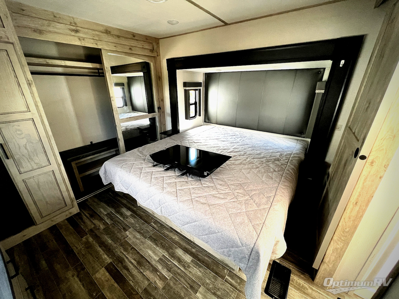 2023 Keystone Avalanche 360FL Photo 12