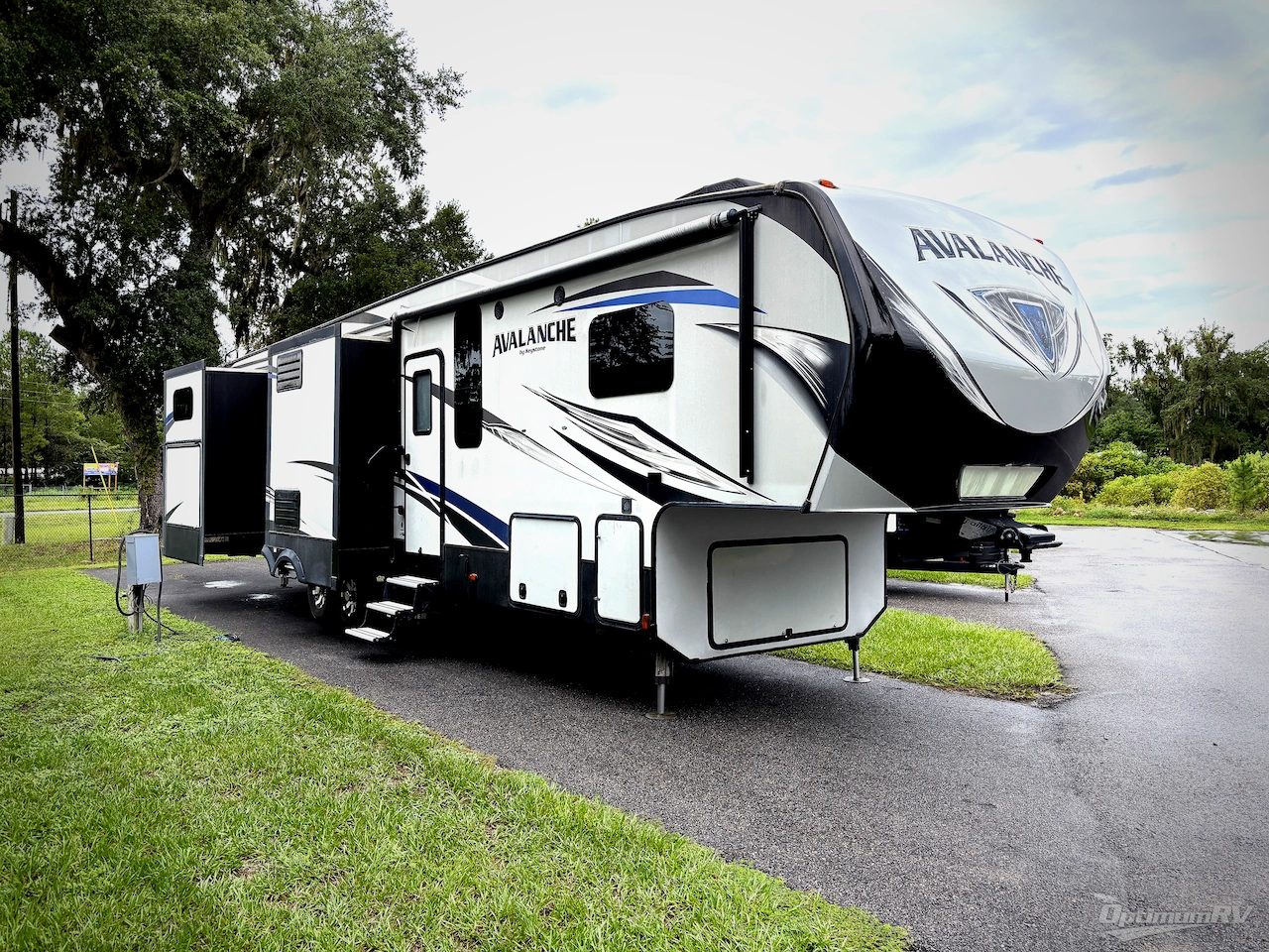 2017 Keystone Avalanche 391TG Photo 1