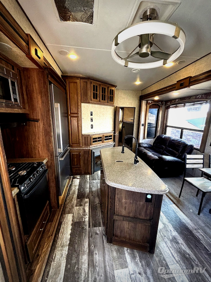 2015 Keystone Avalanche 390RB Photo 5