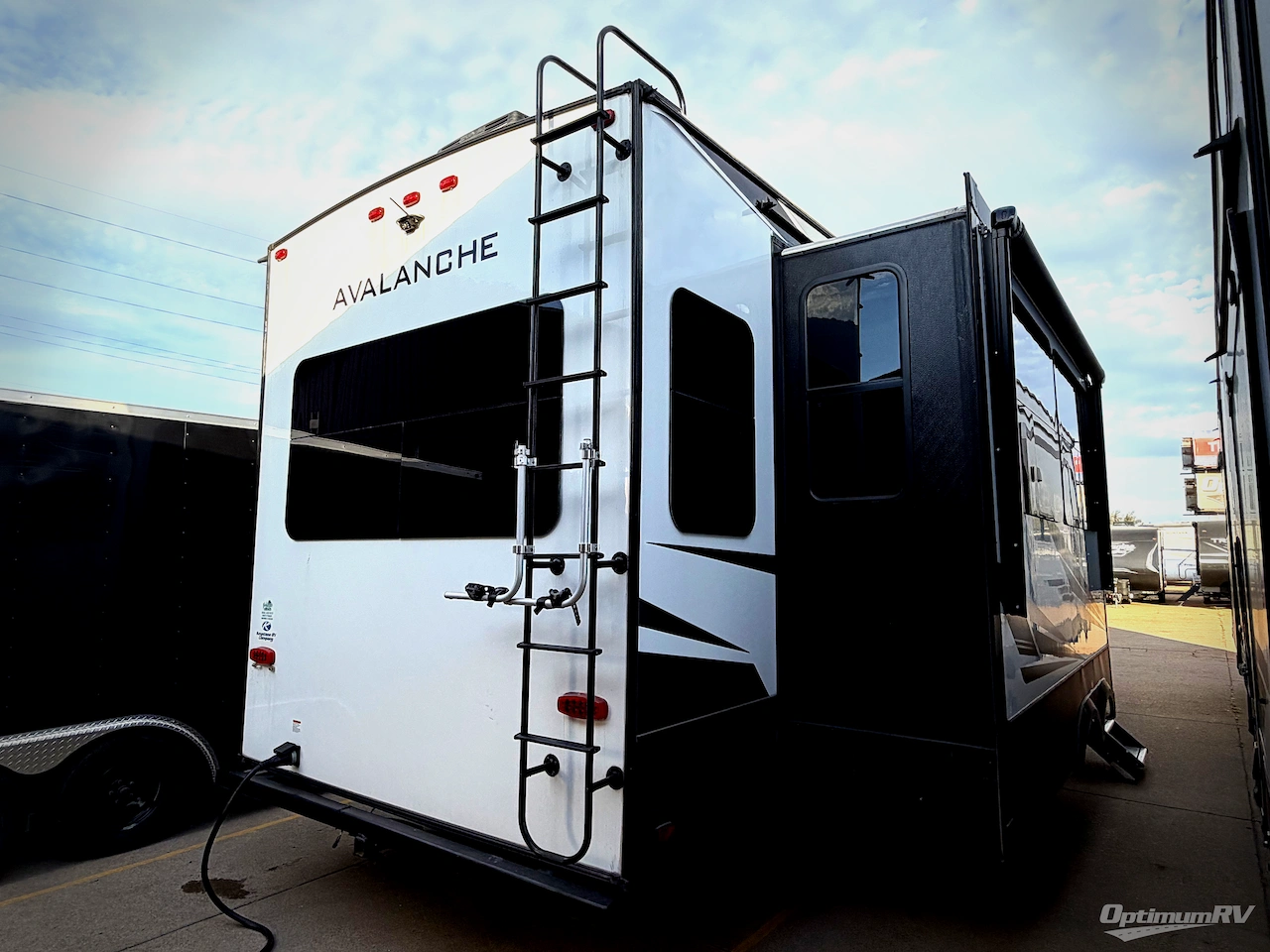 2020 Keystone Avalanche 313RS Photo 2