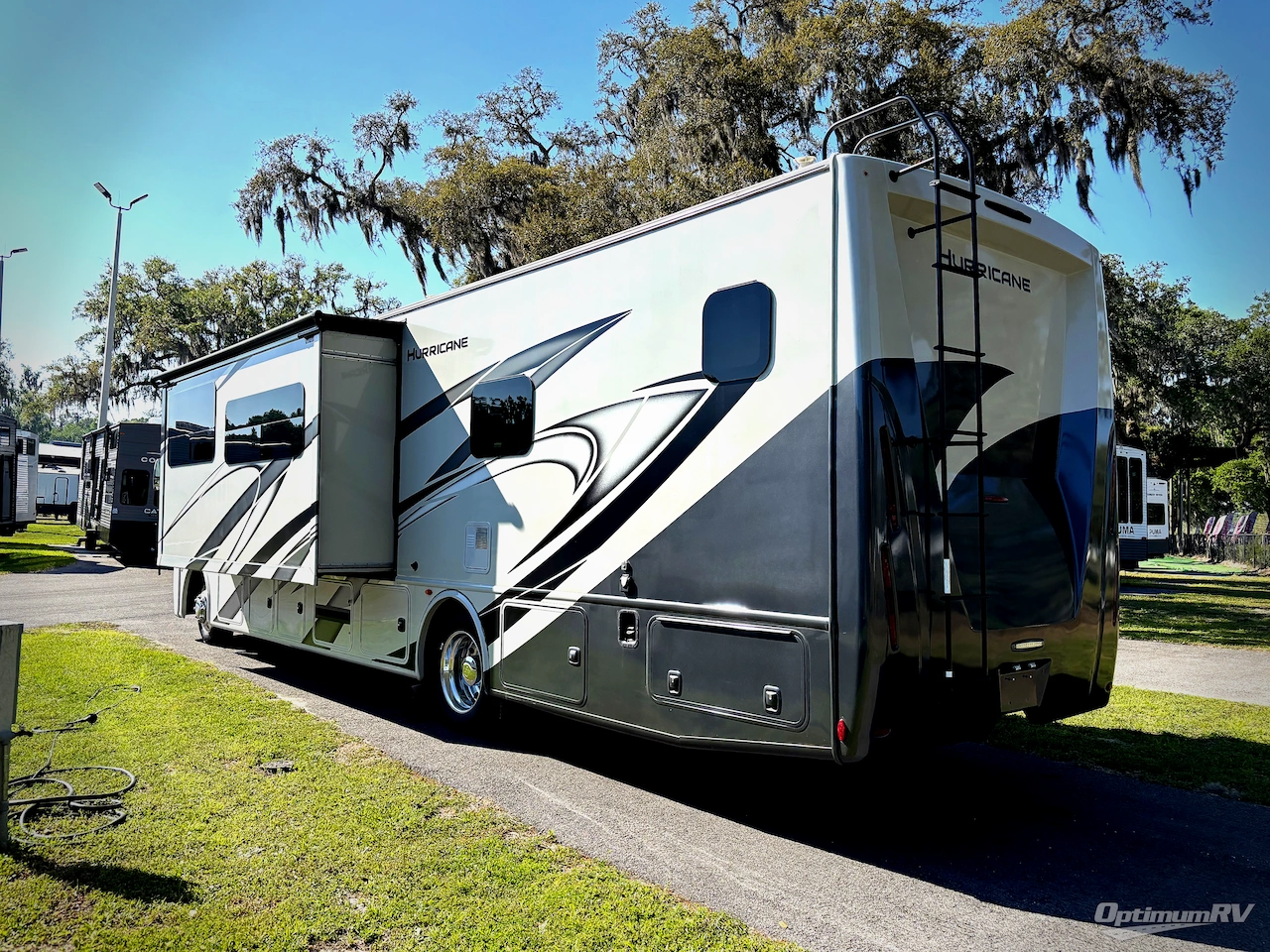 2022 Thor Hurricane 35M Photo 3