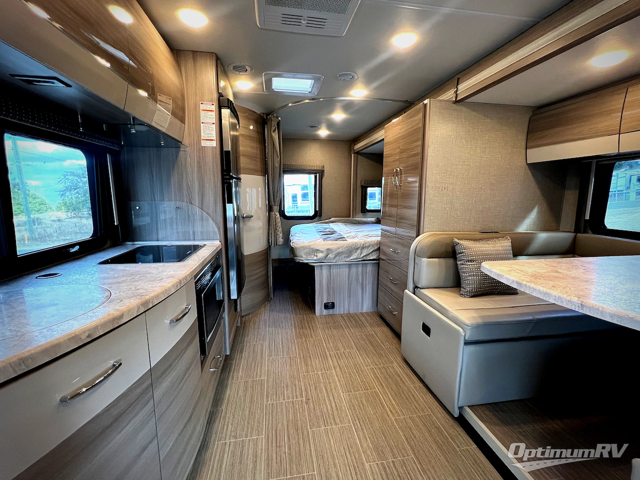 2023 Thor Tiburon Sprinter 24TT Photo 4