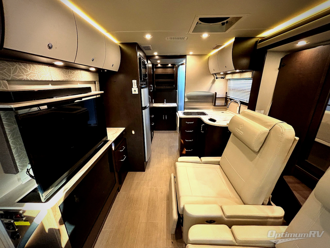 2016 Leisure Travel Unity U24CB Photo 3