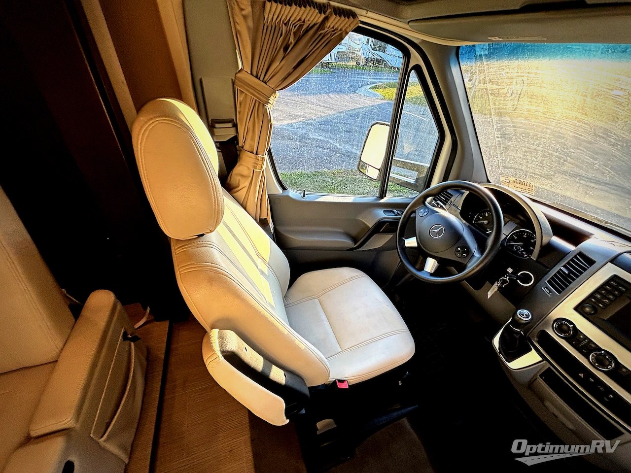 2016 Leisure Travel Unity U24CB Photo 6