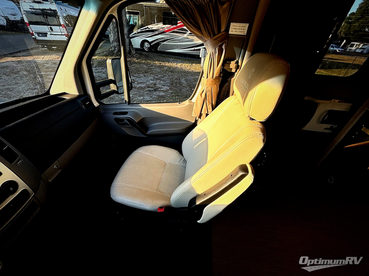 2016 Leisure Travel Unity U24CB Photo 8