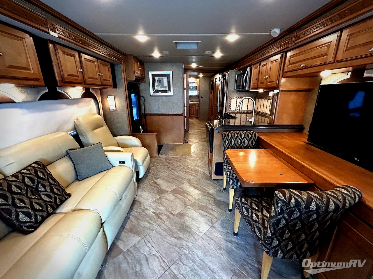 2016 Winnebago Adventurer 37F Photo 4
