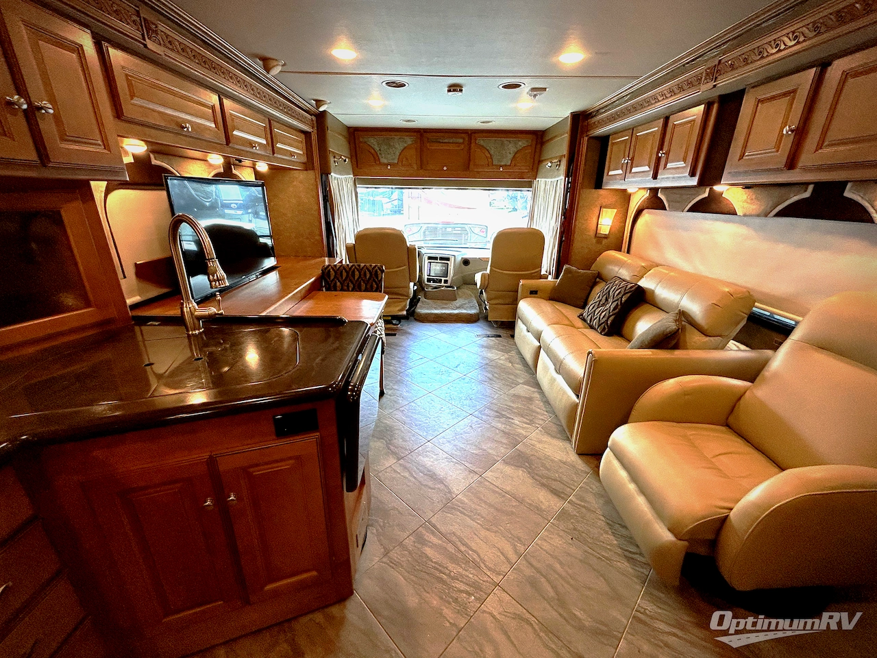 2016 Winnebago Adventurer 37F Photo 5