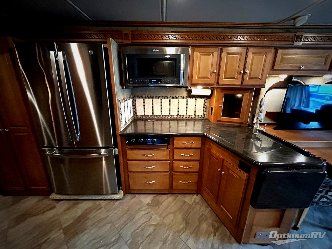 2016 Winnebago Adventurer 37F Photo 6
