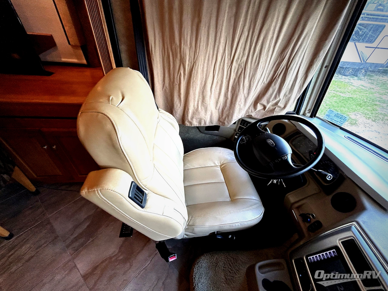 2016 Winnebago Adventurer 37F Photo 7