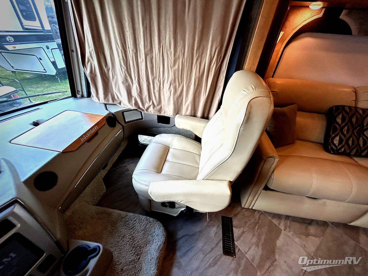 2016 Winnebago Adventurer 37F Photo 9