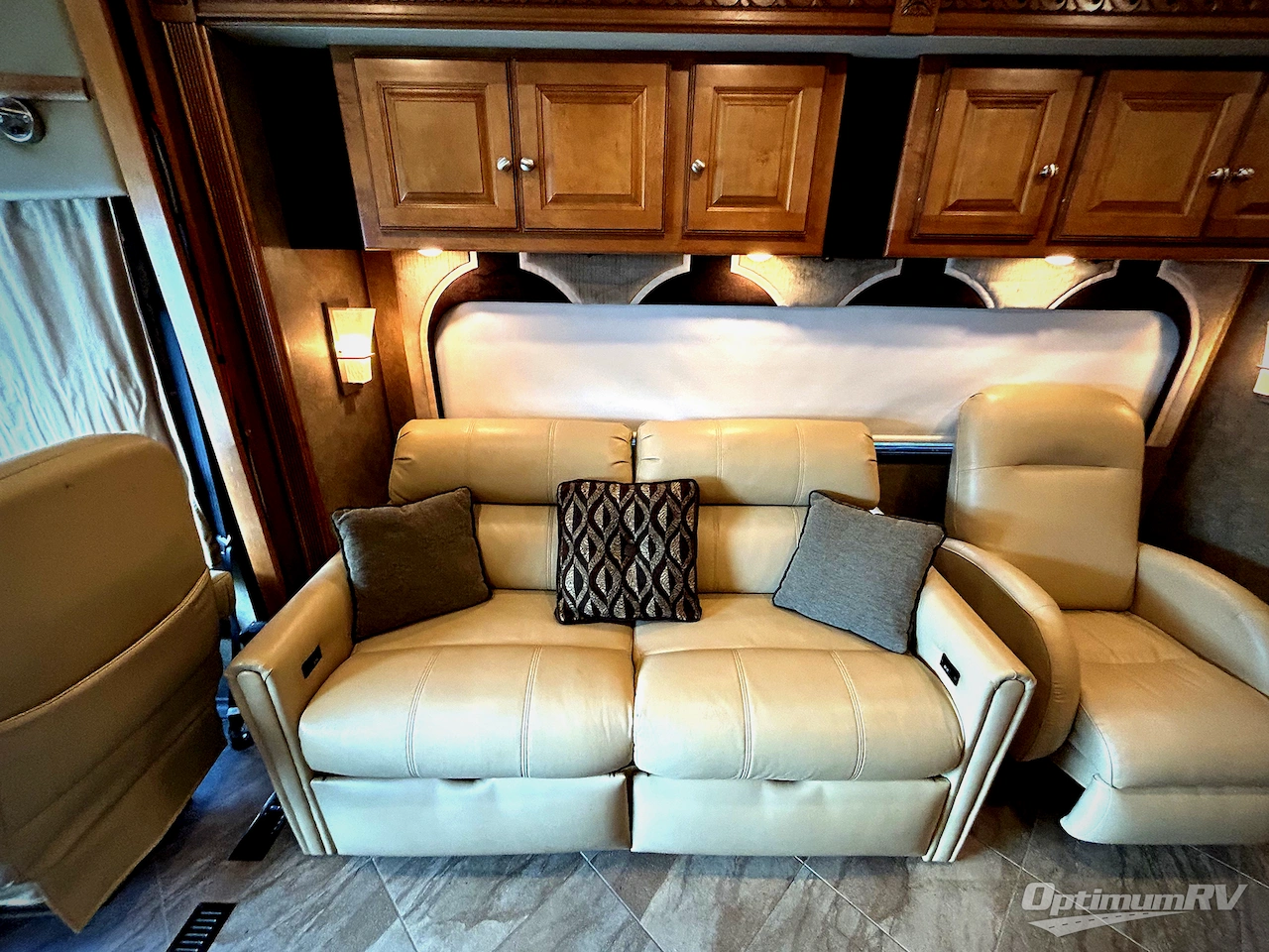 2016 Winnebago Adventurer 37F Photo 10
