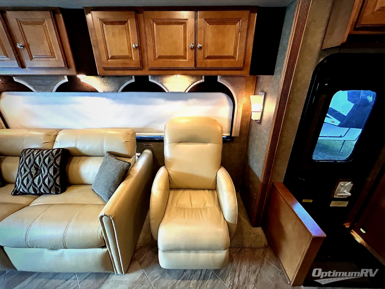 2016 Winnebago Adventurer 37F Photo 11