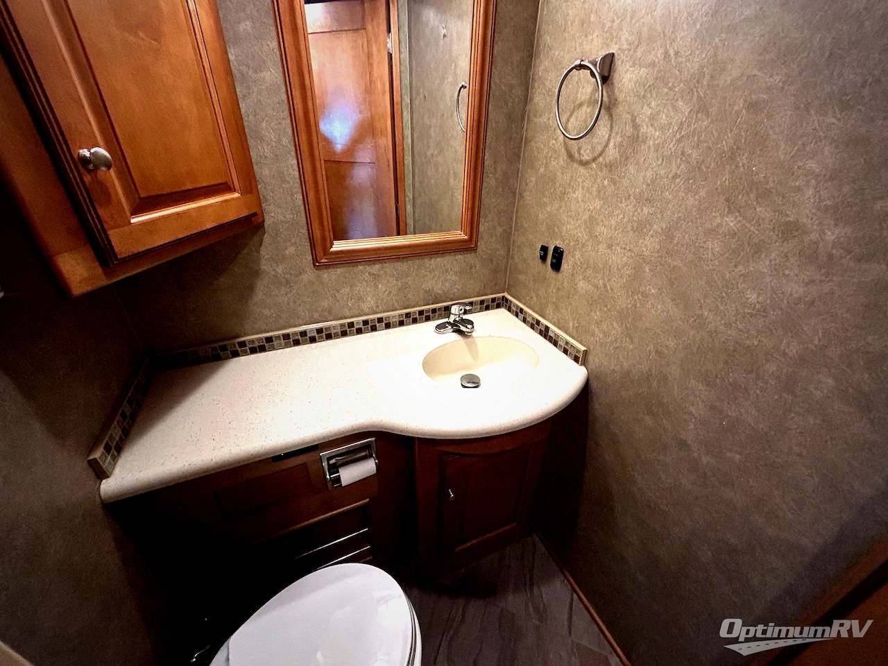 2016 Winnebago Adventurer 37F Photo 15