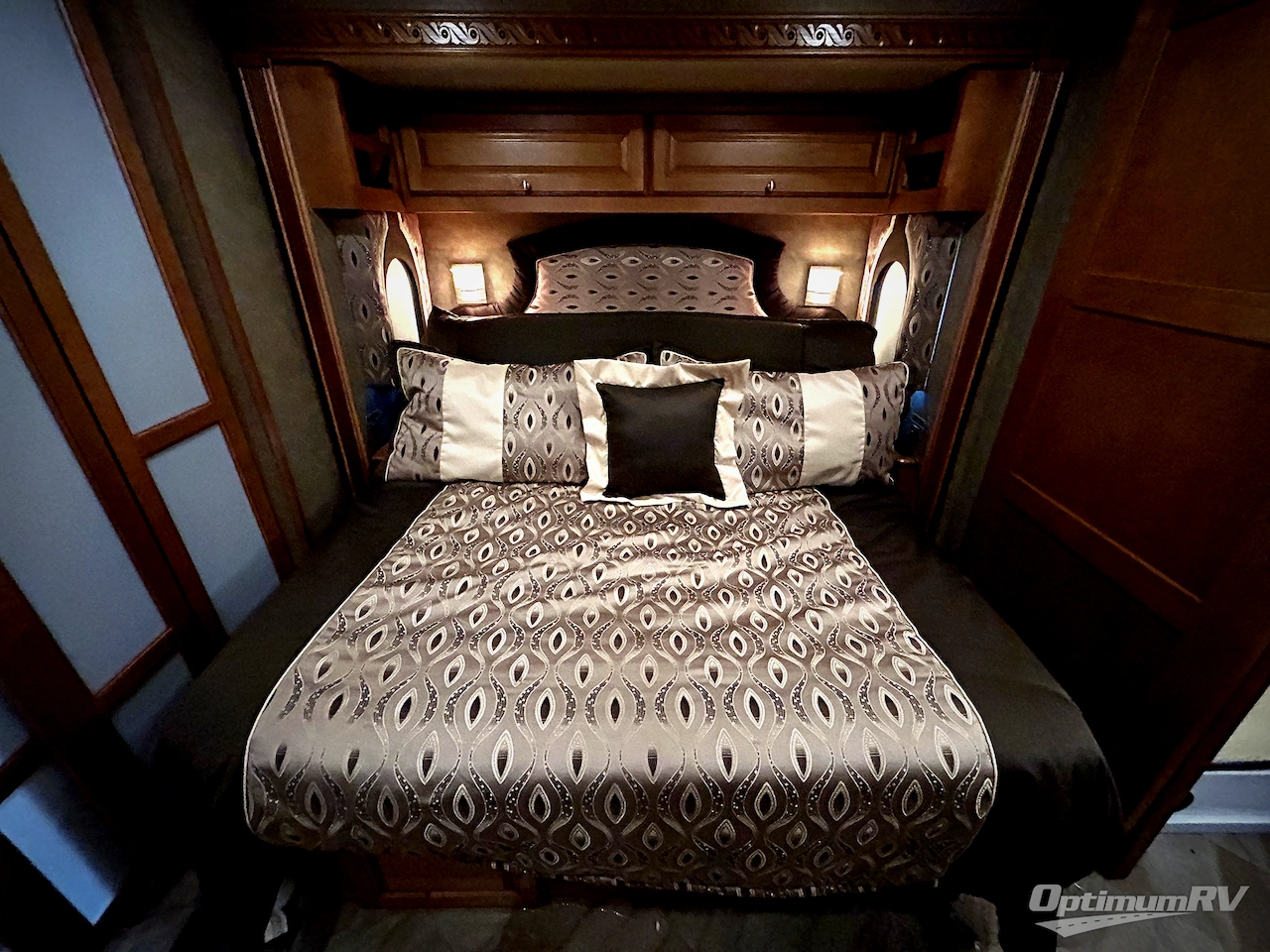 2016 Winnebago Adventurer 37F Photo 17