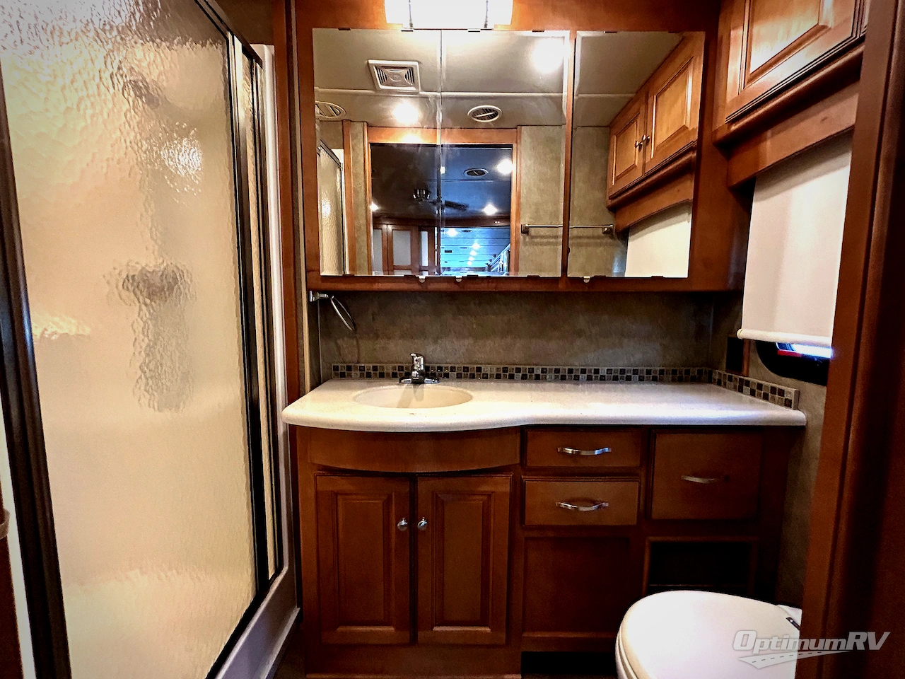 2016 Winnebago Adventurer 37F Photo 19
