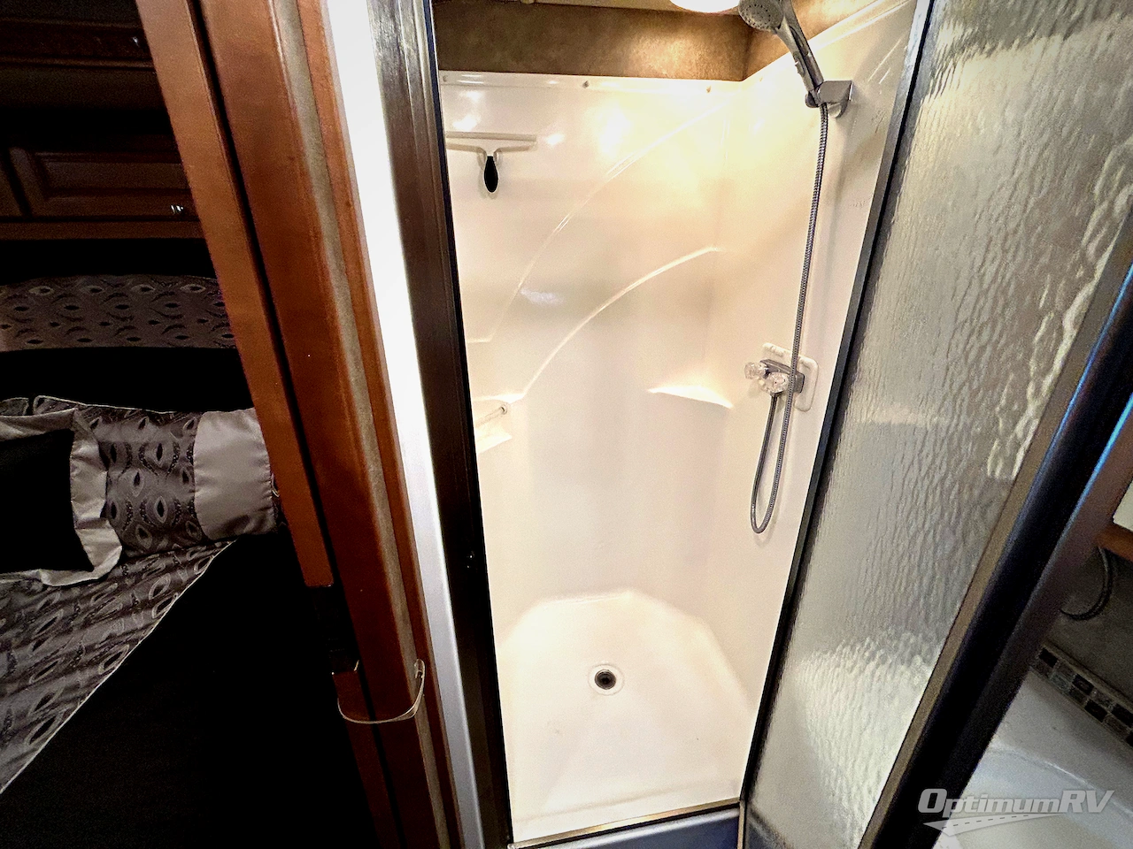 2016 Winnebago Adventurer 37F Photo 20